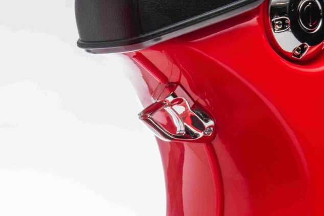 Elektrická motorka Vespa 946 aj so spätným chodom, červené, s pomocnými kolesami