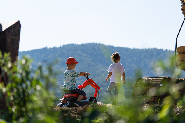 Falk Bager Kubota KX085-5 s otvárateľným sedadlom a prilbou