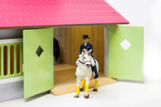 Kids Globe Horses écurie pour chevaux en bois 51x40,5x27,5cm rose 1:24 en boîte