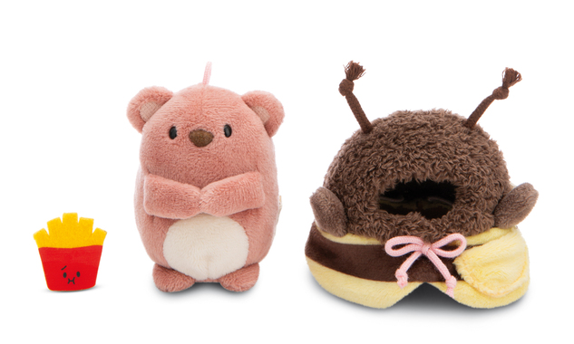 NICI plyš MyMochi Medvedík Nomo 8cm v kostýme včielky a hranolkami, set darčekové balenie