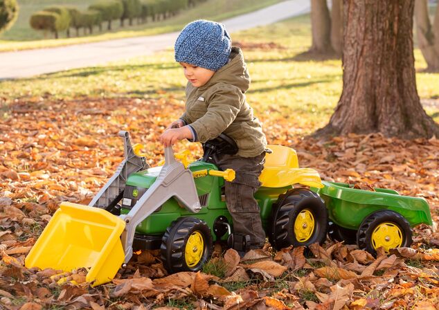 Rollytoys Šliapací traktor Rolly Kid John Deere s vlečkou a nakladačom - zelený
