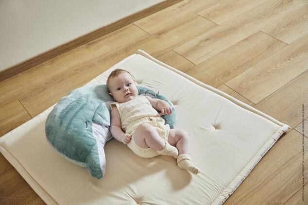 Kaloo Petit Calme Podporný vankúš s levanduľou pre mamičku a bábätko Delfín 60 cm