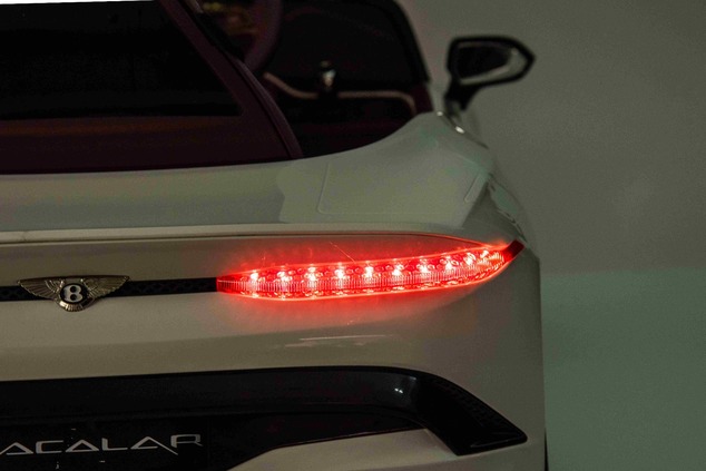 Elektrické autíčko Bentley Bacalar 12V, biele, Dvere otvárajúce sa nahor, 2.4 GHz diaľkové