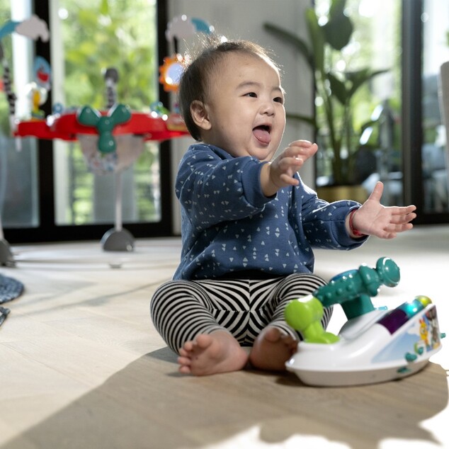 BABY EINSTEIN Skákadlo/aktívne centrum 2v1 Ocean Explorers Airplane Adventure™