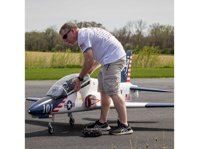 Hangar 9 Hawk/T-45 140-160N ARF + zatahovací podvozok