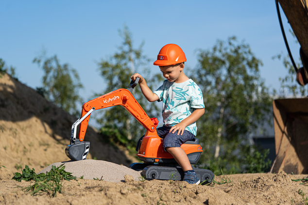 Falk Bager Kubota KX085-5 s otvárateľným sedadlom a prilbou