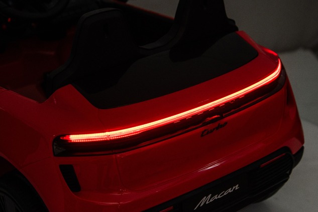 Elektrické autíčko Porsche Macan 12V s pohonom zadných kolies a licenciou (Jednomiestne),
