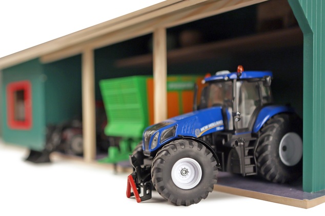 Kids Globe Farming Kuhstall mit Lager und Weide aus Holz 1:32 in Schachtel
