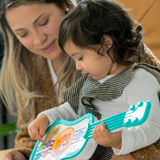 Baby Einstein Spielzeug Musikalische Holz-Ukulele Magic Touch HAPE 6m+