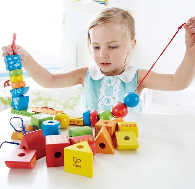 Hape Navliekacie korále z geometrických tvarov