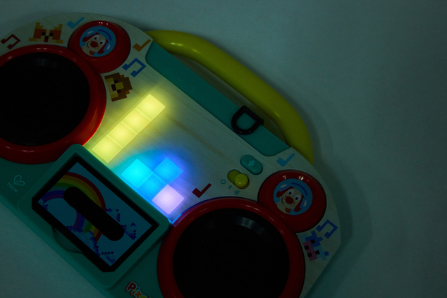 Hape Boombox rádio s mikrofónom Pixelz - so svetelnými a zvukovými efektmi