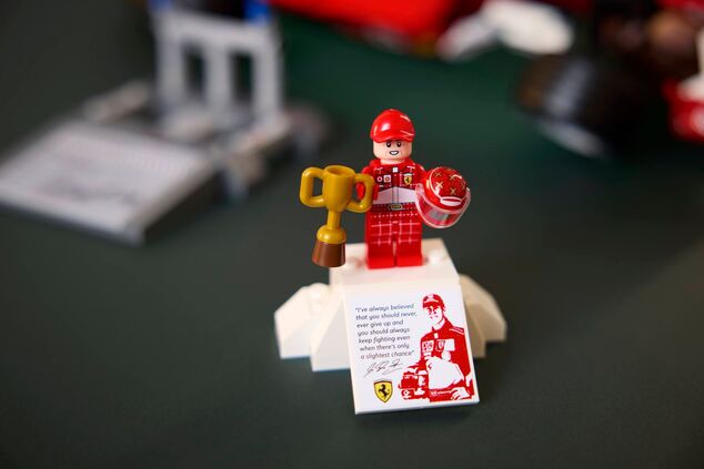 LEGO® Icons 11375 Ferrari F2004 és Michael Schumacher
