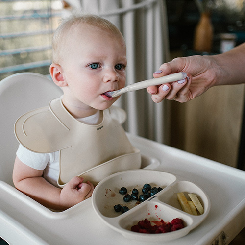 BABYONO Assiette en silicone avec ventouse - beige 6m+
