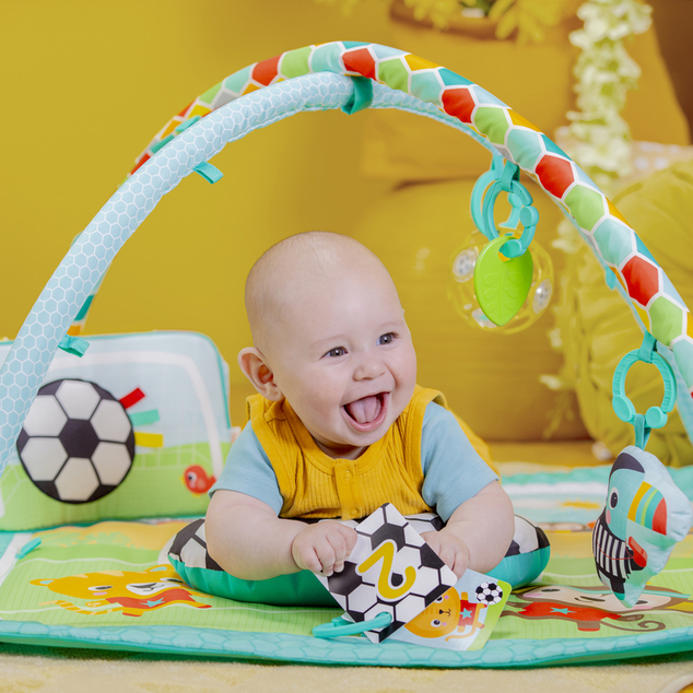 BRIGHT STARTS Deka na hranie s aktivitami Oball Grip &amp; Kick™ 0m+
