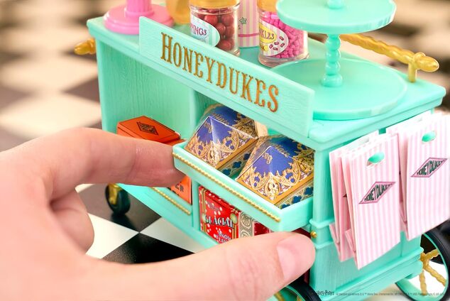 MGA's Miniverse Make It Mini Honeydukes vozík Harry Potter