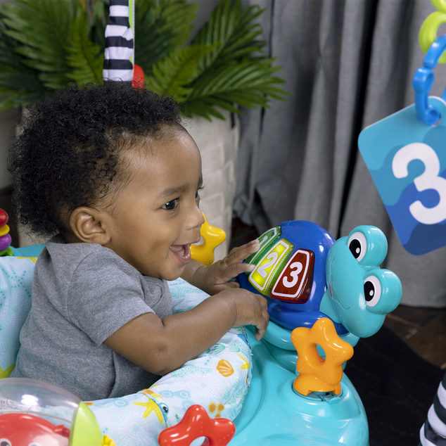 BABY EINSTEIN Skákadlo/Aktívne centrum 2v1 Curiosity Cove™ 6m+ do 11kg