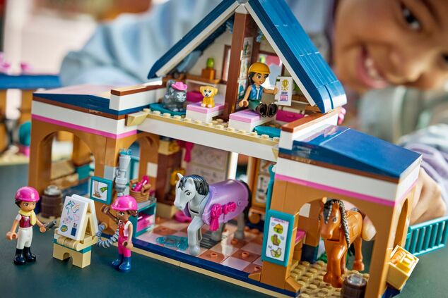 LEGO® Friends 42688 Konská stajňa a jazdecká akadémia