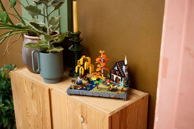 LEGO® Icons 11372 Chata a jesenná záhrada