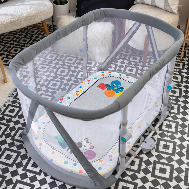 BABY EINSTEIN Postieľka s ohrádkou na hranie a klavírom 3v1 Kick &amp; Snooze™ 0m+