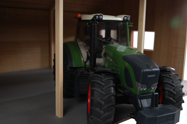 Kids Globe Farming Holzgarage 55,5x75,5x43cm 1:16 für 3 Traktoren in Schachtel