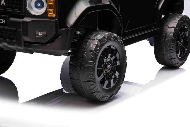 Elektrické autíčko Toyota Landcruiser 12V, čierne, široké jednomiestne sedadlo, 2,4 GHz di