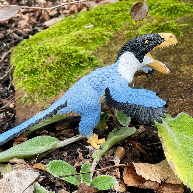 Safari® Utahraptor dinosaurus 2024