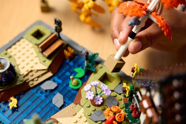 LEGO® Icons 11372 Chata a jesenná záhrada