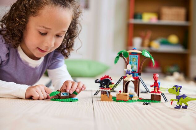 LEGO® Marvel Spidey 11200 Gobby a bitka raptorov v základni na strome