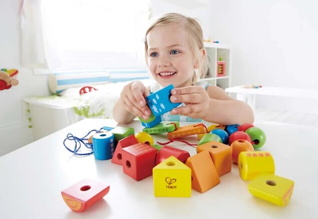 Hape Navliekacie korále z geometrických tvarov