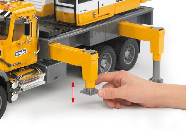 BRUDER 02818 MACK Granit Liebherr Autožeriav
