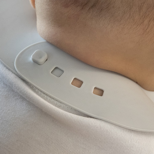 BABYONO Mekana plastična podbradnik s džepom bez BPA plava 6m+