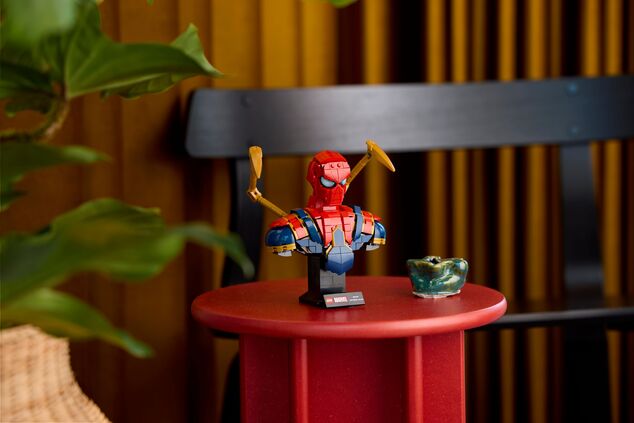LEGO® Marvel 76326 Busta Iron Spider-Mana