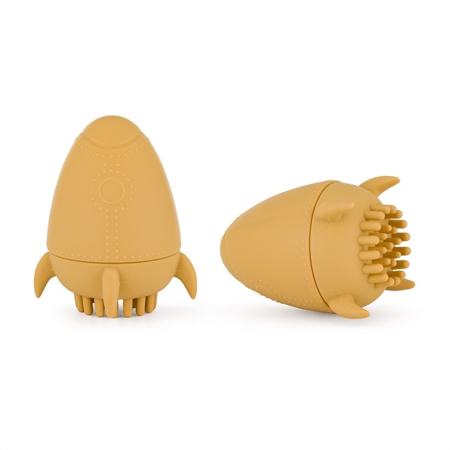PETITE&amp;MARS Hračka silikónová do vody s kefkou Splashy Rocket Intense Ochre 6m+