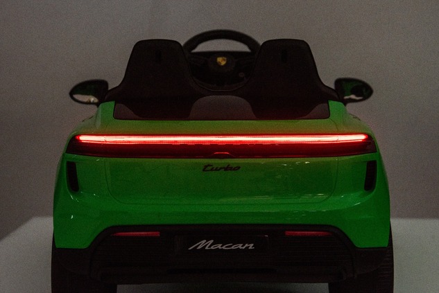 Elektrické autíčko Porsche Macan 12V s pohonom zadných kolies a licenciou (Jednomiestne),