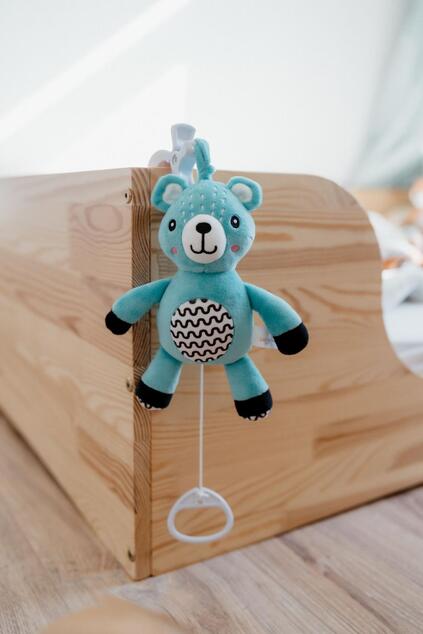 Medvedík babyted naťahovací plyš 30cm záves na postieľku/kočík