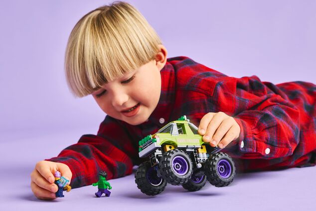 LEGO® Marvel 76312 Hulkov truck vs. Thanos