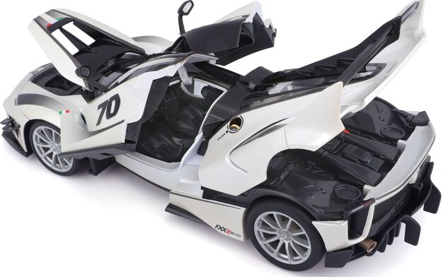 Bburago 1:18 Ferrari TOP FXX-K EVO Nr.70 (weiß/schwarz)