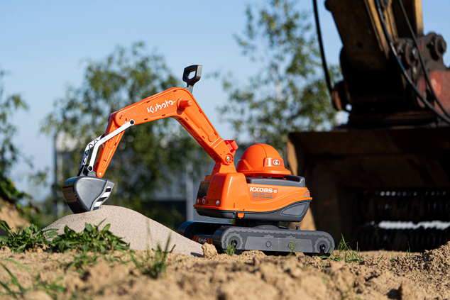 Falk Bager Kubota KX085-5 s otvárateľným sedadlom a prilbou