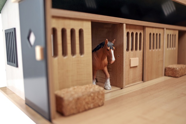 Kids Globe Farming Stall mit Boxen 7 Stück und Weiden aus Holz 1:32 in Schachtel