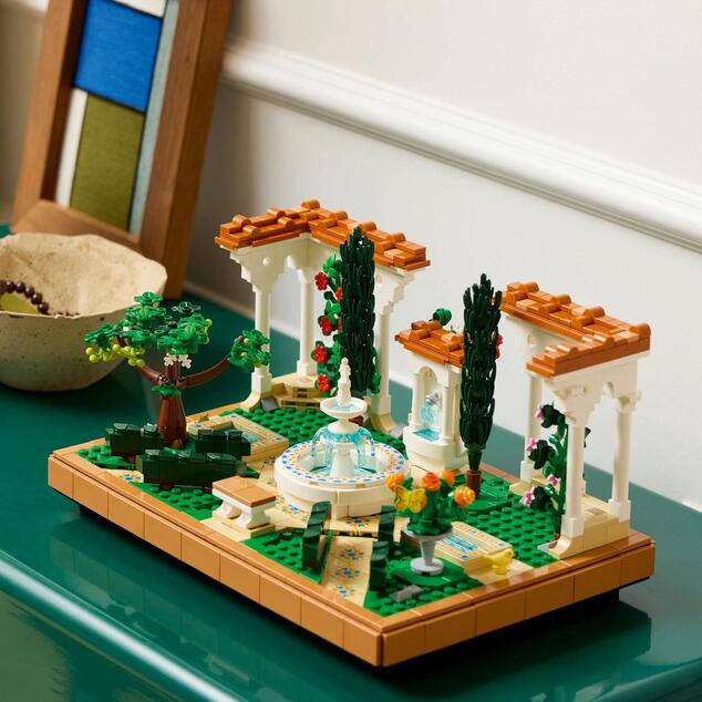 LEGO® Icons 10359 Záhrada s fontánou