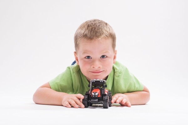 Traktor Zetor plast 9x14cm na zotrvačník na bat. so svetlom so zvukom