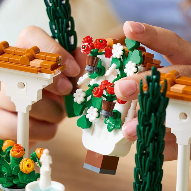 LEGO® Icons 10359 Záhrada s fontánou