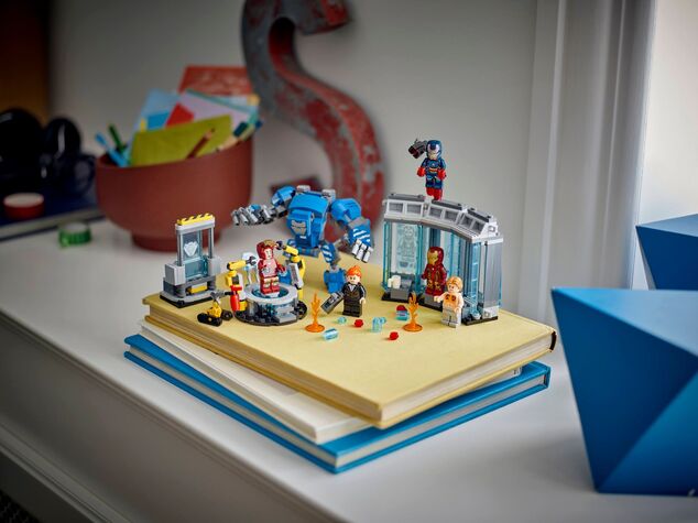 LEGO® Marvel 76315 Iron Man și laboratorul său: Sala armurilor