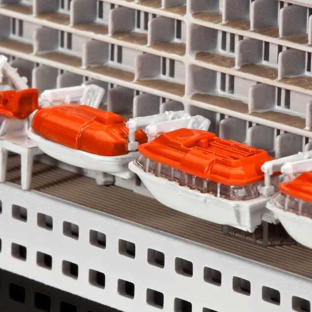 Plastic ModelKit loď 05231 - Queen Mary 2 (1:700)