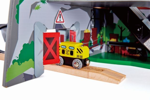 Hape Train verfolgt große Bergmine