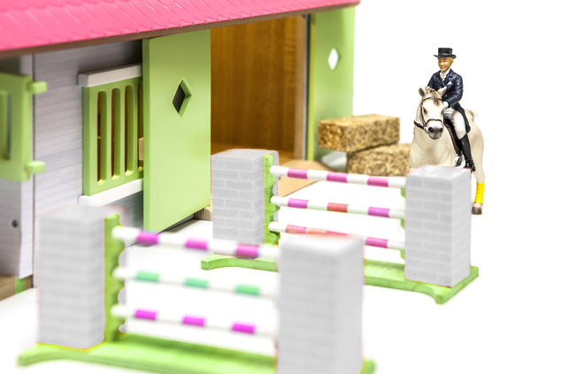 Kids Globe Horses écurie pour chevaux en bois 51x40,5x27,5cm rose 1:24 en boîte