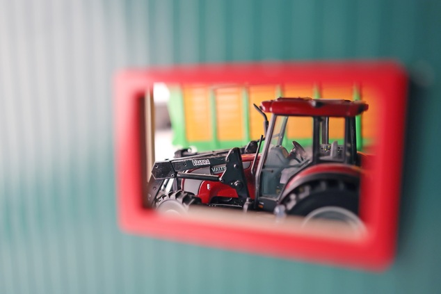 Kids Globe Farming Kuhstall mit Lager und Weide aus Holz 1:32 in Schachtel