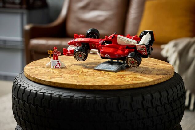 LEGO® Icons 11375 Ferrari F2004 és Michael Schumacher
