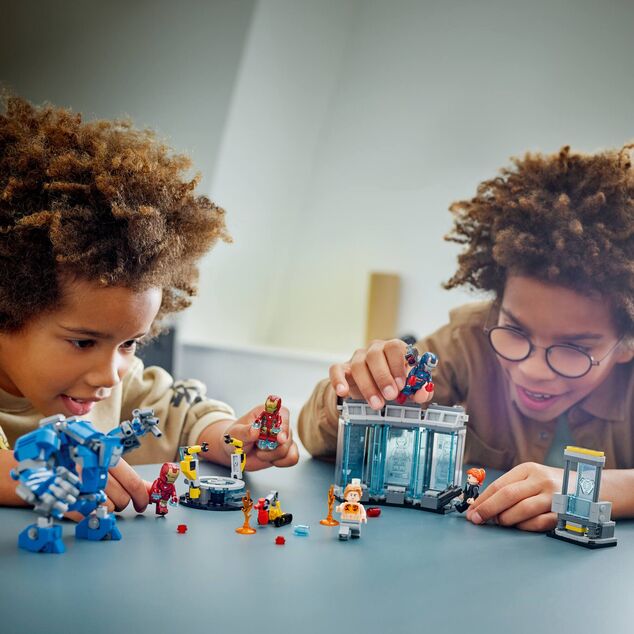 LEGO® Marvel 76315 Iron Man și laboratorul său: Sala armurilor