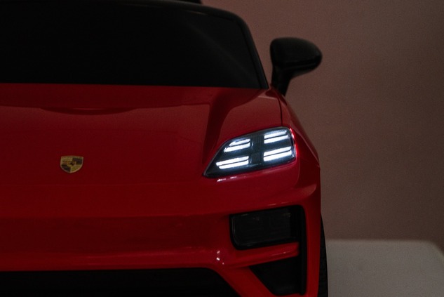 Elektrické autíčko Porsche Macan 12V s pohonom zadných kolies a licenciou (Jednomiestne),
